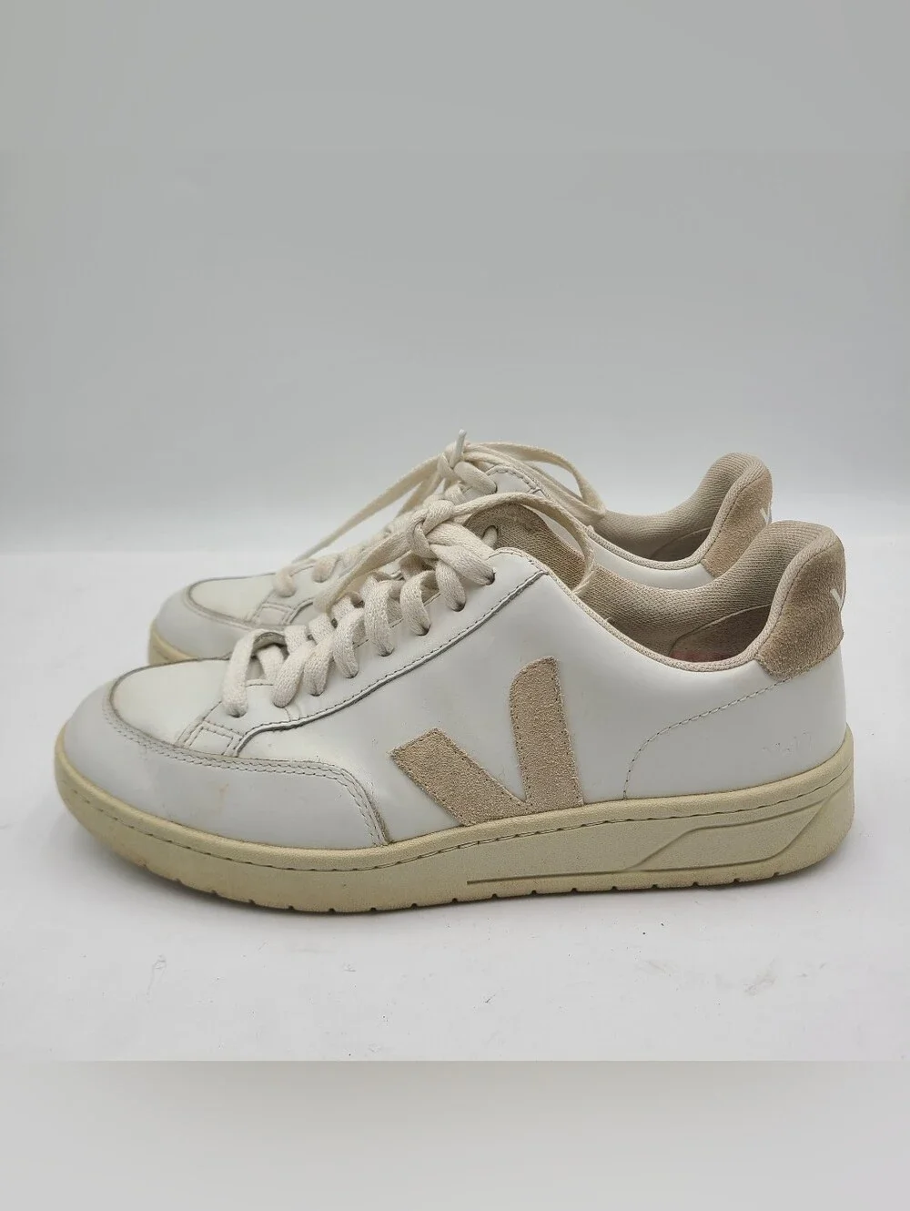 B42 Veja Shoes Womens Size 8 White Leather Low Top Sneakers Casual Court